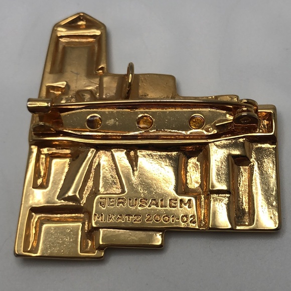Torah Orah Torah is Light
2001-02 M. Katz Israel Gold Tone Pin/Pendant Jerusalem - Picture 2 of 4
